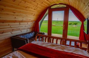 Postel nebo postele na pokoji v ubytování Causeway Country Pods