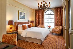 een slaapkamer met een groot bed en een groot raam bij The St. Regis Washington, D.C. in Washington