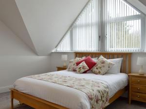 1 dormitorio con 1 cama y ventana grande en Chestnut Lodge en Portpatrick