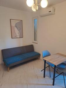 salon z kanapą i stołem w obiekcie Apartment in Punat with Terrace, Air conditioning, Wi-Fi, Washing machine (3829-2) w mieście Punat