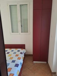 sypialnia z łóżkiem i oknem w obiekcie Apartment in Punat with Terrace, Air conditioning, Wi-Fi, Washing machine (3829-2) w mieście Punat