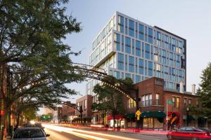 un edificio alto en una calle de la ciudad con coches en Le Méridien Columbus, The Joseph en Columbus