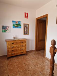 Habitación con vestidor de madera y puerta en Viviendas Es Carnatge, Can Mestre en Playa de Migjorn
