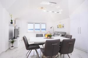 Kuchyň nebo kuchyňský kout v ubytování Apartman Mala plaža 2