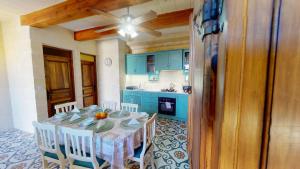 Kuchyň nebo kuchyňský kout v ubytování Qala Bed&Breakfast with swimming pool - IL-Wenniessa