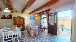 Bazén v ubytování Qala Bed&Breakfast with swimming pool - IL-Wenniessa nebo v jeho okolí