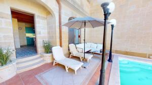 Bazén v ubytování Qala Bed&Breakfast with swimming pool - IL-Wenniessa nebo v jeho okolí