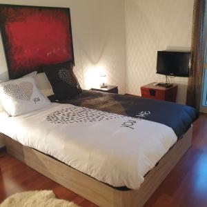 Schlafzimmer mit einem großen Bett mit einem roten Kopfteil in der Unterkunft Luxurious sea view apartment Cannes Vieux Cannet in Le Cannet