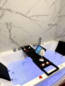 Camera con vasca da bagno e tavolo. di Love Room 80m2 BDSM 50 nuances de Grey - SAUNA - Parking gratuit a Antibes
