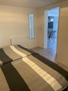 Apartment Malti في لاوفنبورغ: سرير كبير في غرفة نوم مع غرفة معيشة