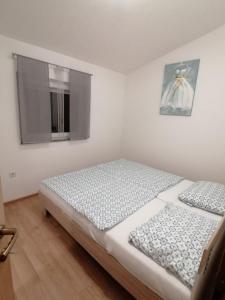 um quarto com 2 camas e uma janela em Apartmenthaus Viktoria em Šegotići