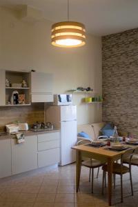 een keuken en een woonkamer met een tafel en een bank bij Appartamento OUT OF TIME in Valbrona