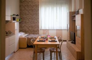 Kuchyň nebo kuchyňský kout v ubytování Appartamento Timeless con piscina e tennis
