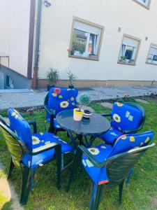 een tafel en stoelen met erop geschilderde gezichten bij Apartment Malti in Laufenburg