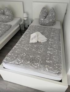 Duas camas num quarto com um colchão e uma almofada em Pension Platzhirsch em Mücke