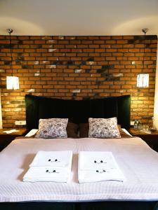 una camera da letto con un letto e due asciugamani di Lipolas-slowlife&guesthouse a Jurków