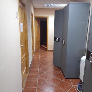 um corredor com piso em azulejo num edifício em Albergue La Pinilla em Madrid