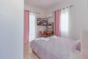 een slaapkamer met een bed en een bureau met een spiegel bij Patelis House in Potamós