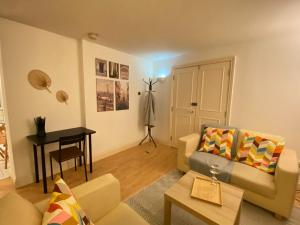 uma sala de estar com um sofá e uma mesa em Shoreditch & Liverpool Steet Room A em Londres