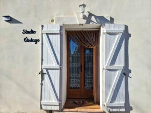 otwarte drzwi budynku z oknem w obiekcie Studio Vintage w mieście Carnoules +37 zdjęć