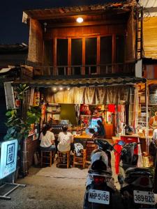 En restaurant eller et spisested på 錦小路平屋包棟民宿 Nishikikoji inn Bungalow BnB -寵物友善-國旅卡-T aiwan Lucky Land vouchers -Nintendo Switch- NETFLIX- 一軒家貸切
