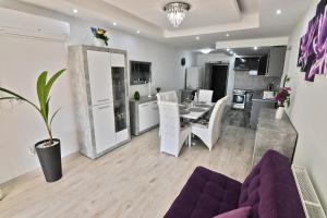 A kitchen or kitchenette at Apartman Zemplinska Širava Timea