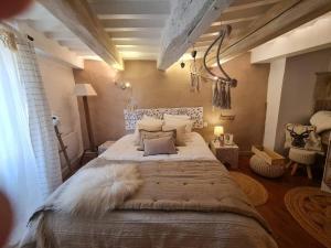 een grote slaapkamer met een groot bed in een kamer bij La Casa Romantica de Callian in Callian