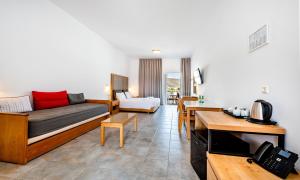 Giường trong phòng chung tại Lindos View Hotel