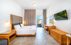 Giường trong phòng chung tại Lindos View Hotel