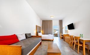 TV a/nebo společenská místnost v ubytování Lindos View Hotel