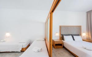 Giường trong phòng chung tại Lindos View Hotel