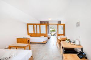 Giường trong phòng chung tại Lindos View Hotel