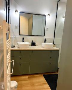 a bathroom with two sinks and a mirror at Appartement de prestige à Saint-Rémy-de-Provence in Saint-Rémy-de-Provence +9 photos