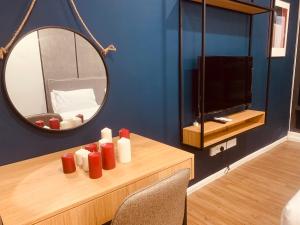 TV a/nebo společenská místnost v ubytování Ceylonz Suites by ROOMY
