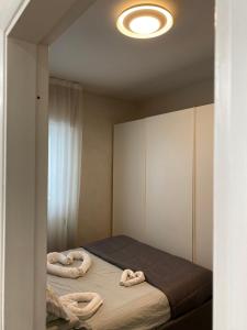 ein Zimmer mit einem Bett mit zwei Handtüchern darauf in der Unterkunft Home Chiara in Bari