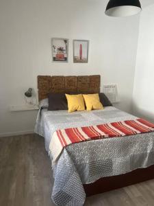 ein Schlafzimmer mit einem großen Bett mit zwei Kissen in der Unterkunft Apartamento Calvario in Rota