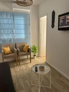 ein Wohnzimmer mit einem Sofa und einem Tisch in der Unterkunft Apartamento Calvario in Rota