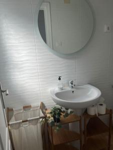 ein Bad mit einem Waschbecken und einem Spiegel in der Unterkunft Apartamento Calvario in Rota
