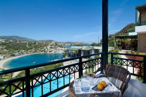 een balkon met een tafel en uitzicht op de oceaan bij Erivolos Studios & Apartments in Lygaria