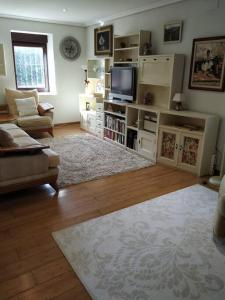 TV a/nebo společenská místnost v ubytování Casa Costa Quebrada Cantabria