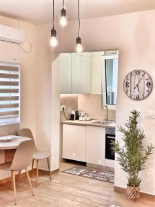 Kuhinja ili čajna kuhinja u objektu Apartment Aki