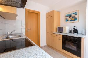Kuchyň nebo kuchyňský kout v ubytování Apartments Sara