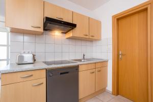 Kuchyň nebo kuchyňský kout v ubytování Apartments Sara