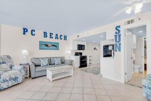 TV a/nebo společenská místnost v ubytování Sunbird 709W Beach Life