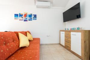TV a/nebo společenská místnost v ubytování Apartments Sara