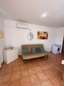 een woonkamer met een bank in een kamer bij espalmador II 7 bajo ALTA TURISTICA in Es Pujols