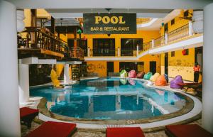 una piscina en medio de un hotel en iHome Hoi An en Hoi An