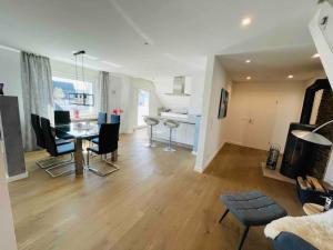 a living room with a table and chairs and a kitchen at Altstadt Maisonette Wohnung in Brilon