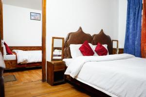 Letto o letti in una camera di Hotel Magnolia Mallroad Manali