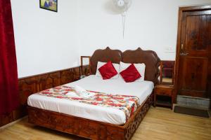Letto o letti in una camera di Hotel Magnolia Mallroad Manali